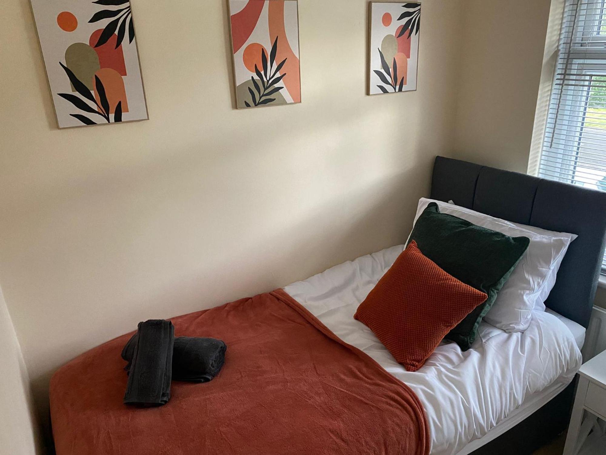 Apartment College Road, M5 M6, 3 Bedrooms Parking Garden