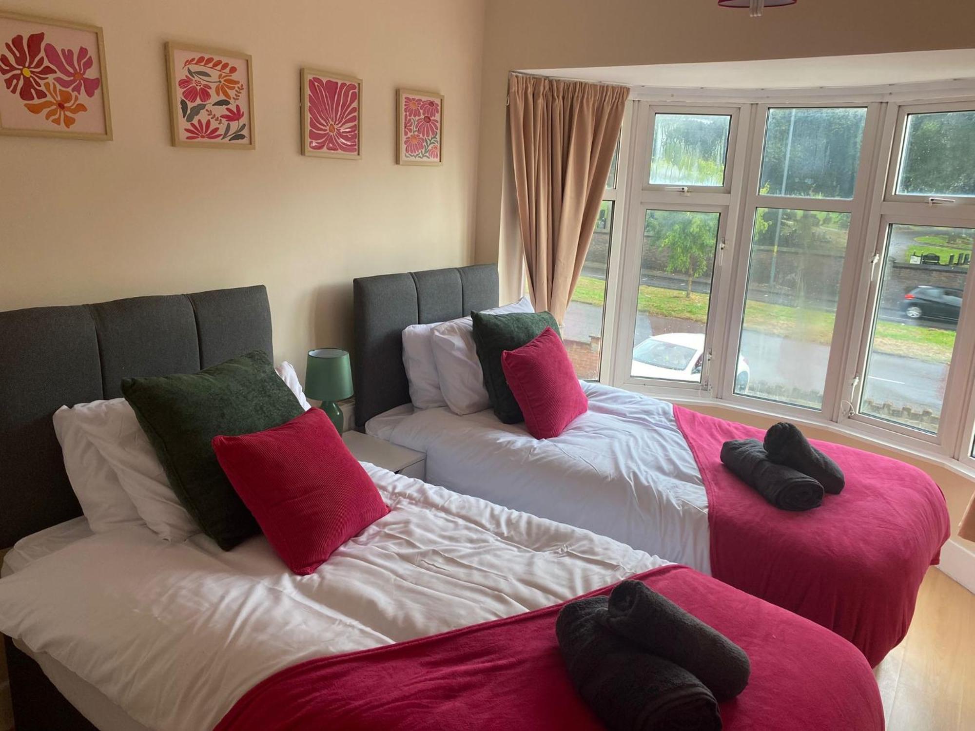 College Road, M5 M6, 3 Bedrooms Parking Garden Apartment *