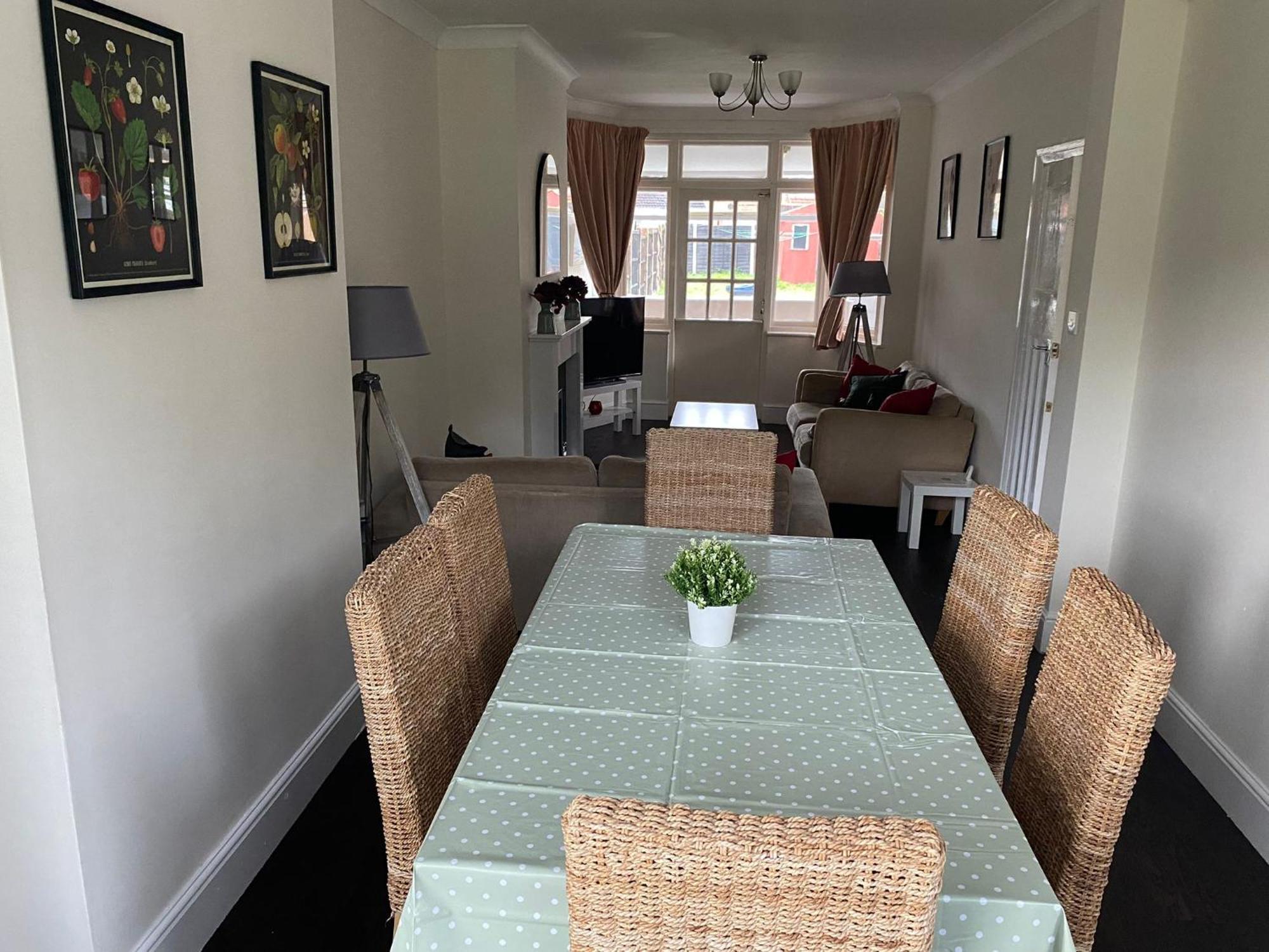 Apartment College Road, M5 M6, 3 Bedrooms Parking Garden