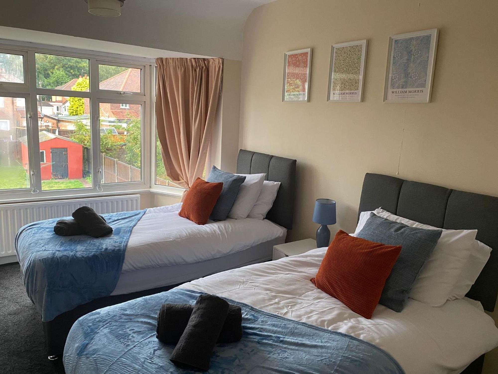 College Road, M5 M6, 3 Bedrooms Parking Garden Apartment *